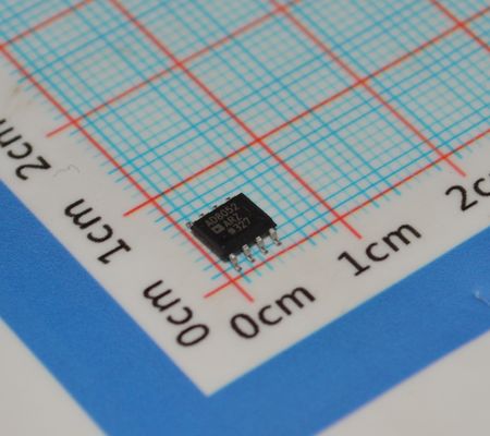 AD8052AR Kecepatan Tinggi 300MHz Op Amp Kebisingan rendah 4.5nV/√Hz 5V Operasi Rail-to-Rail Output Distorsi rendah dan Output Drive 160mA untuk Video / ADC Buffer
