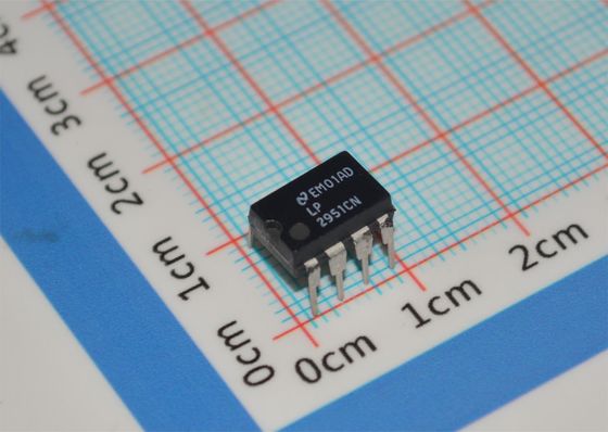 LP2951CN 5V/ADJ 150mA LDO Regulator 3V-30V Input ±0.5% Keakuratan TO-220/DIP-8 -40°C sampai +125°C Low Quiescent Current