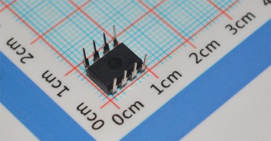 TLC549CP 8-bit ADC 40ksps 4MHz Clock Single Supply 3-6V DIP-8 ±0.5LSB INL Daya rendah <15mW -40°C sampai +85°C