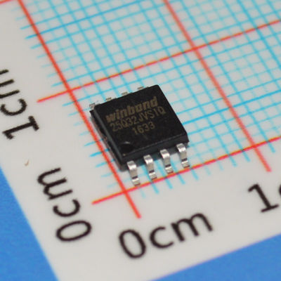 W25Q32JVSSIQ 32Mb SPI Flash 104MHz Jam 100K Hapus Siklus SOIC-8 2.7-3.6V -40°C sampai +85°C