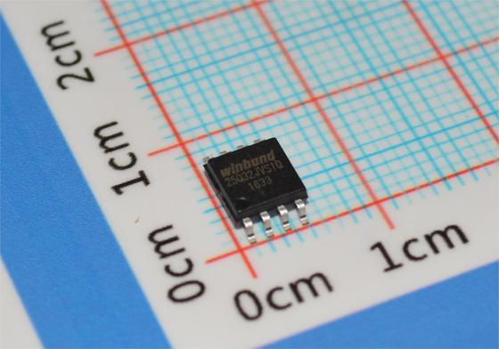 W25Q32JVSSIQ 32Mb SPI Flash 104MHz Jam 100K Hapus Siklus SOIC-8 2.7-3.6V -40°C sampai +85°C