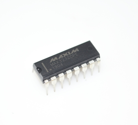 MAX3232CPE RS-232 Transceiver ±15kV ESD Protection 3.0-5.5V Wide Voltage 1μA Low Power 250kbps Data Rate 2 Driver/2 Receivers Paket DIP-16 untuk Komunikasi Industri