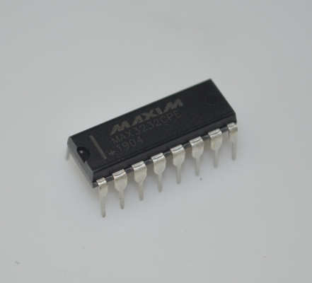 MAX3232CPE RS-232 Transceiver ±15kV ESD Protection 3.0-5.5V Wide Voltage 1μA Low Power 250kbps Data Rate 2 Driver/2 Receivers Paket DIP-16 untuk Komunikasi Industri