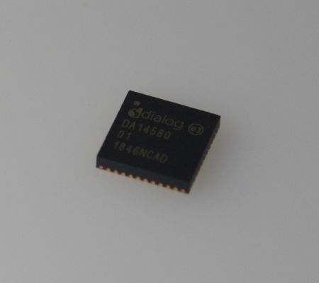 DA14580-01AT2 SoC Bluetooth 5.0 dengan Daya Ultra-Rendah 2.5x2.5mm Ukuran ARM Cortex-M0 Umur Baterai Panjang Keamanan Multi-Protocol and Desain IoT Terjangkau