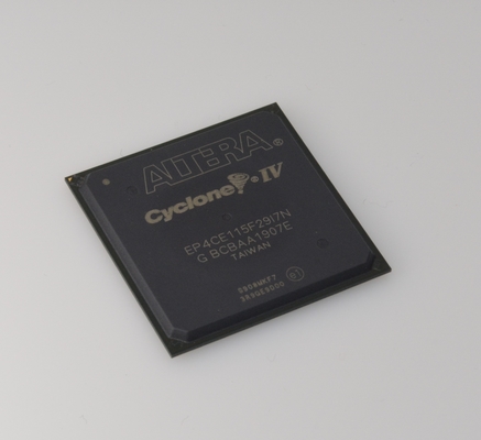 EP4CE115F29I7N Cyclone IV FPGA 114K LEs 3.9Mbit RAM Kecepatan 266MHz Tegangan Inti 1.2V 622 Pin I/O Dukungan PCIe Suhu Industri (-40°C hingga 100°C) Sesuai RoHS Paket FBGA 780-Pin