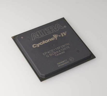 EP4CE115F29I7N Cyclone IV FPGA 114K LEs 3.9Mbit RAM Kecepatan 266MHz Tegangan Inti 1.2V 622 Pin I/O Dukungan PCIe Suhu Industri (-40°C hingga 100°C) Sesuai RoHS Paket FBGA 780-Pin