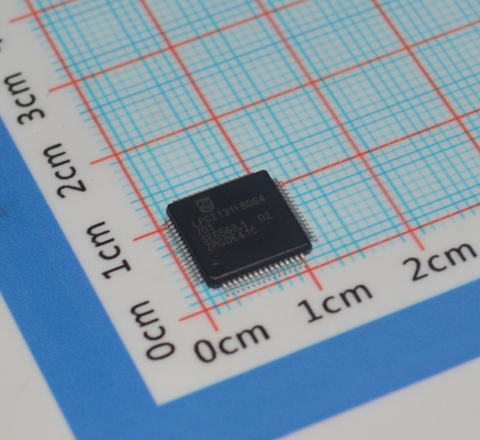 LPC2131FBD64/01,15 ARM7 MCU Inti 32-bit RISC 64KB Flash 16KB RAM Kecepatan 60MHz USB 2.0 2x UART 64-LQFP -40°C hingga +85°C Tingkat Industri