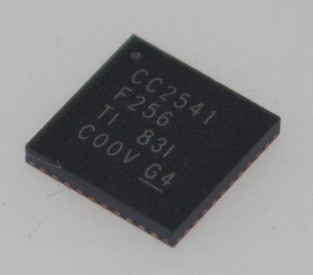 CC2541F256RHAR Bluetooth 4.0 Low Energy SoC 256KB Flash 8KB RAM Kuat 8051 MCU Integrated RF Transceiver Ultra-Low Power Full Bluetooth Stack Advanced Sensor Interface Ideal untuk IoT / Wearables