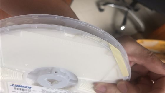 C0603C221J5GACTU 220pF 50V C0G/NP0 0603 MLCC Menampilkan Toleransi 5% Performa Ultra-Stabil Frekuensi Tinggi Kerugian Rendah -55°C hingga +125°C Rentang dan Kepatuhan RoHS