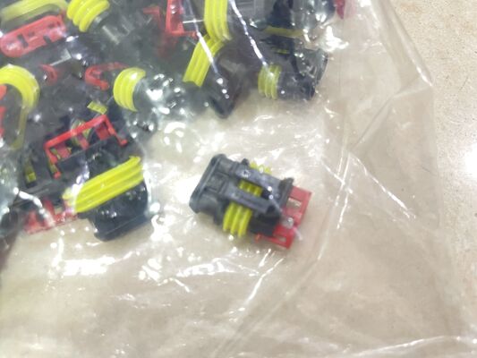 282087-1 4 Posisi 2.5mm Pitch Wire-to-Board Receptacle Crimp Housing Friction Lock Panel Mount Polarized UL 94V-0 4.5A Rating untuk Distribusi Listrik dan Industri