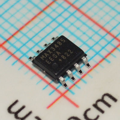 MAX3485EESA 3.3V RS-485/RS-422 Transceiver 10Mbps 1/8 Unit Load (256 Node) ±15kV ESD SOIC-8 -40°C sampai +85°C